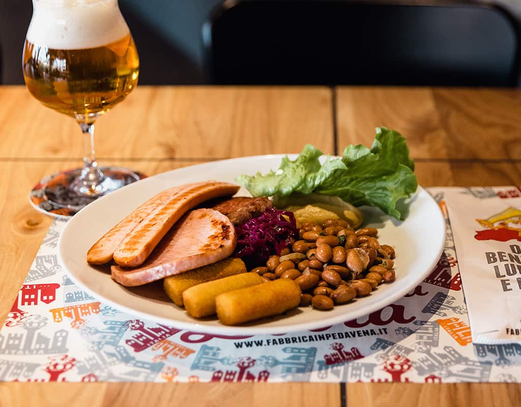 Il Piatto Pedavena: wurstel, carni e contorni con una birra alla spina