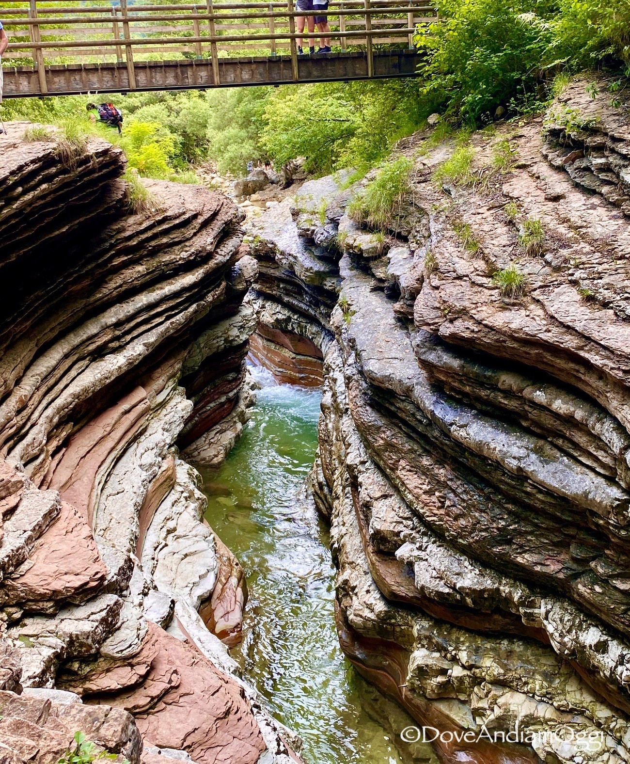 Gli orridi del Brent de l'Art: canyon nella roccia rossa con acqua turchese