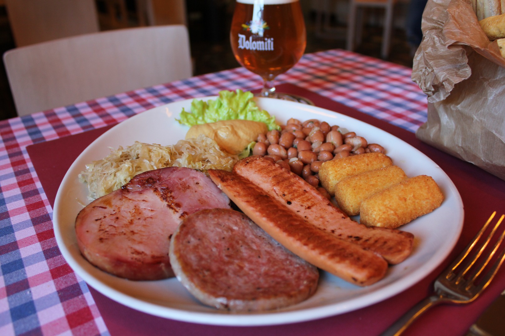 Piatto di grigliata con crauti e birra Dolomiti alla Birreria Pedavena
