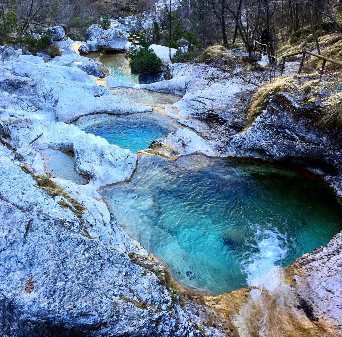 I Cadini del Brenton nella Val del Mis: conche d'acqua verde smeraldo scavate nella roccia