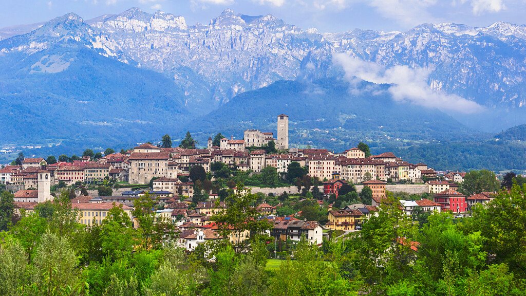 Panorama di Feltre con le montagne sullo sfondo