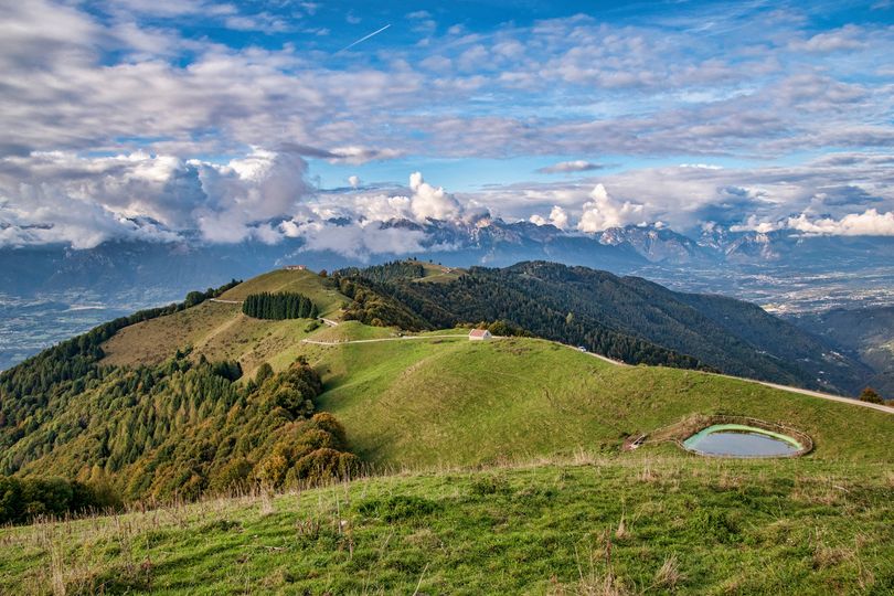 Malga Garda al Col dei Piati: pascolo di montagna con vista sulle Prealpi bellunesi