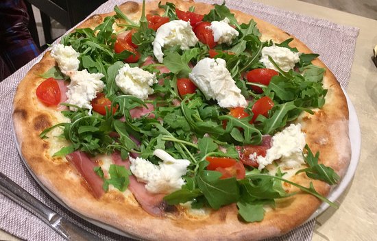 Pizza con rucola, pomodorini e burrata al Ristorante San Fermo