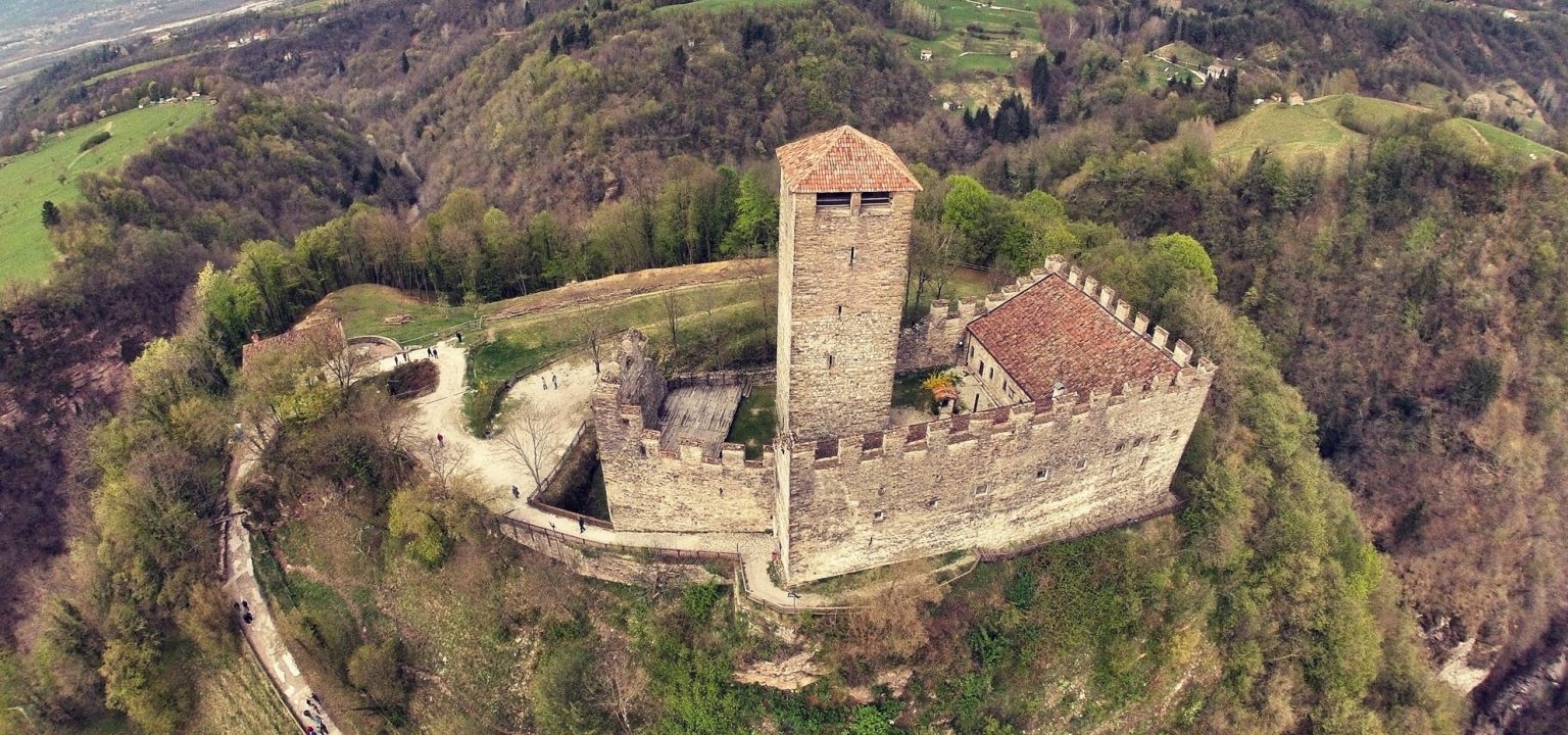 Il Castello di Zumelle: maniero medievale con torre e mura su un colle sopra Tiago